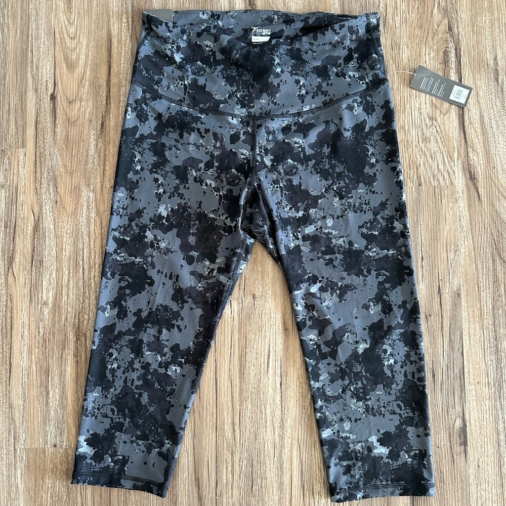 Old Navy Active 3/4 Fitted Crop High Rise Leggings